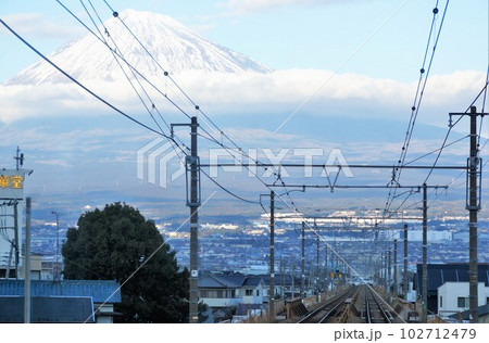 身延線からの車窓風景　富士市内と富士山 102712479