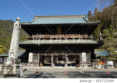 身延山久遠寺の風景　身延山久遠寺山門 102712494