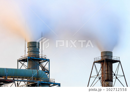 2本の煙突から排出される白い煙、長秒露光 102712558