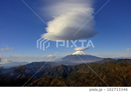丹沢山地の菰釣山山頂より望む吊るし雲あらわる富士山 丹沢山地の菰釣山山頂より望む吊るし雲あらわる富士山 102713346