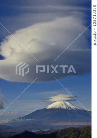 丹沢山地の菰釣山山頂より望む吊るし雲と笠雲あらわる富士山 102713350