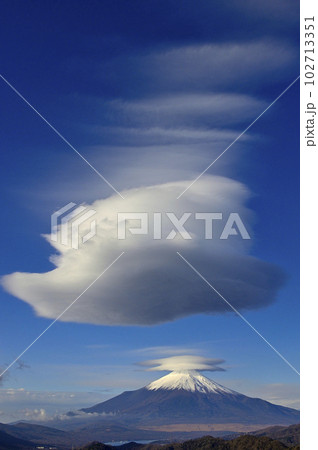 丹沢山地の菰釣山山頂より望む吊るし雲と笠雲あらわる富士山 102713351