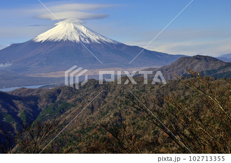 丹沢山地の菰釣山山頂より望む笠雲かぶる富士山 102713355