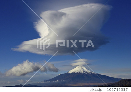 丹沢山地の菰釣山山頂より吊るし雲と笠雲が浮かぶ富士山 102713357