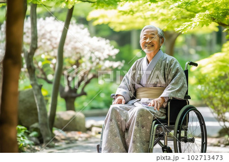車椅子に座る高齢男性:AI生成画像 車椅子に座る高齢男性:AI生成画像 102713473