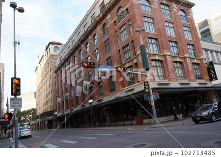 テキサス州サンアントニオ　ダウンタウンの風景 102713485