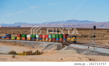 アメリカ大陸を横断する長距離貨物列車のコンテナ 102713737