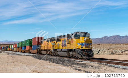 アメリカ大陸を横断する長距離貨物列車のコンテナ 102713740