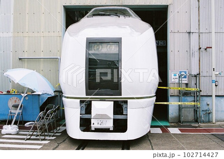 郡山で整備中の651系特急形電車 102714427