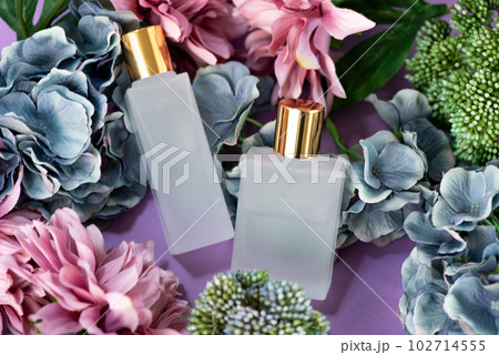 お花に囲まれたすりガラスの化粧品ボトル2個 お花に囲まれたすりガラスの化粧品ボトル2個 102714555
