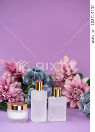花をバックに配置したスキンケア化粧品の硝子容器 花をバックに配置したスキンケア化粧品の硝子容器 102714559