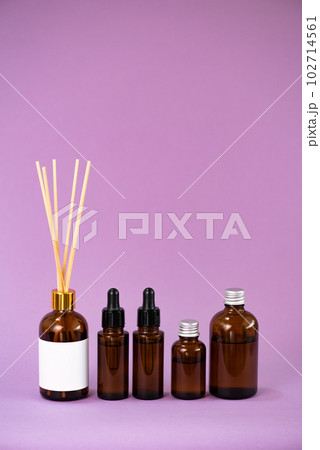 アロマディフューザーと茶色い遮光瓶の整列 102714561
