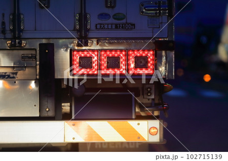 トラックのテールランプ　イメージ 102715139