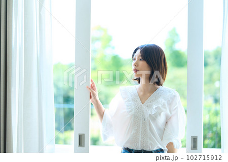 バルコニーに立つ女性 バルコニーに立つ女性 102715912