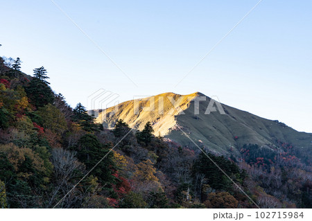 朝日を浴びる次郎笈　徳島県三好市・那賀郡那賀町 102715984