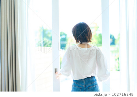 バルコニーに立つ女性 102716249