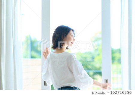 バルコニーに立つ女性 バルコニーに立つ女性 102716250