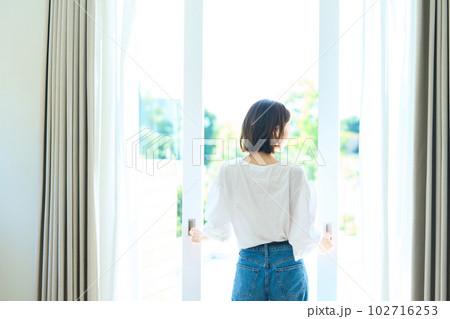 バルコニーに立つ女性 バルコニーに立つ女性 102716253