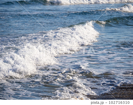 青い海から砂浜に打ち寄せる白波。 102716310