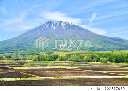信濃町野尻より黒姫山方面を望む(長野県信濃町)【2023.5】 102717086