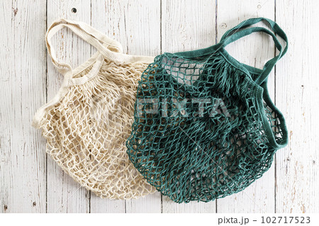 Cotton mesh grocery bags. Zero waste shopping concept. 102717523
