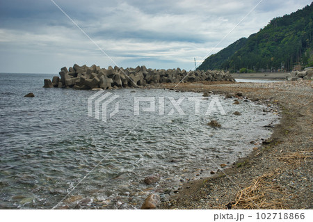 富山県朝日町泊地区の海岸の様子 102718866