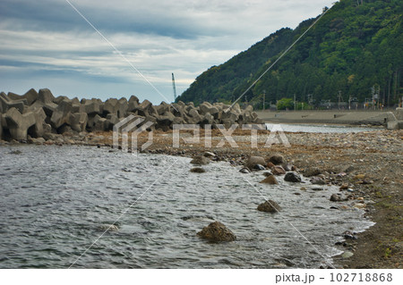 富山県朝日町泊地区の海岸の様子 102718868