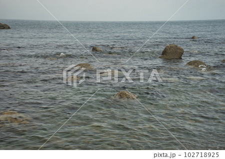 富山県朝日町泊地区の海岸の様子 102718925
