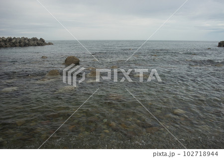 富山県朝日町泊地区の海岸の様子 102718944