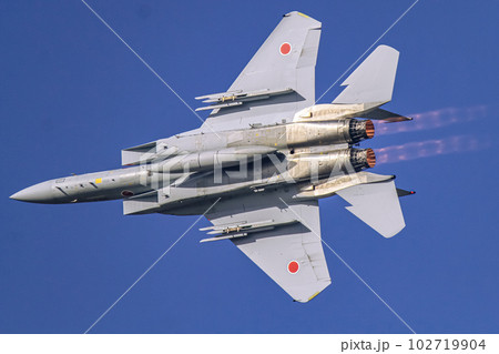 旋回する戦闘機　F-15 102719904