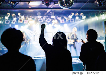 ライブハウスで応援、楽しむファン ライブハウスで応援、楽しむファン 102720400