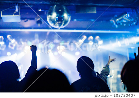 ライブハウスで応援、楽しむファン 102720407