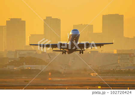 離陸する旅客機　 102720424