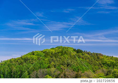 新緑の山と青空 102720656