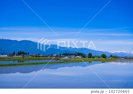 水を張った田んぼと山岳風景 水を張った田んぼと山岳風景 102720665