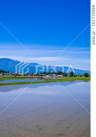 水を張った田んぼと山岳風景 102720666