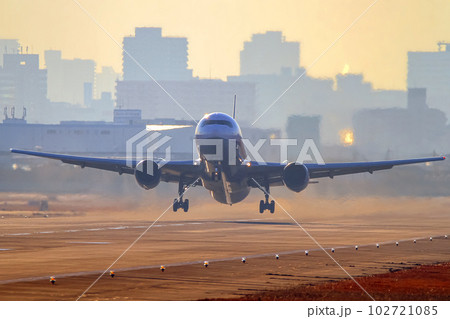 離陸する旅客機 B-767 離陸する旅客機 B-767 102721085