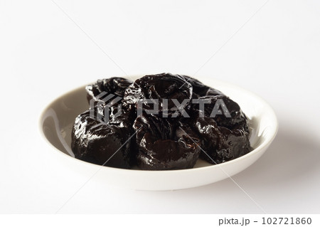 皿に盛られたプルーン　ドライプルーン　ドライフルーツ　プルーン 102721860