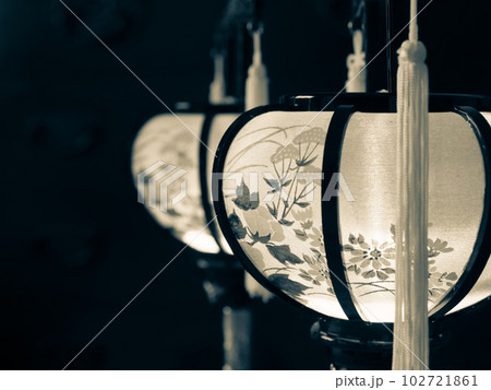 盆提灯を灯す お盆 盂蘭盆会 回転行灯 盆提灯を灯す お盆 盂蘭盆会 回転行灯 102721861