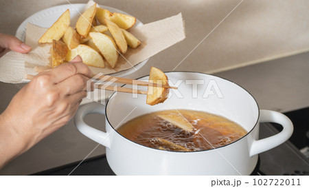 フライドポテト(くし切り)を揚げる　調理シーン 102722011