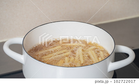 フライドポテト(細切り)を揚げる　調理シーン 102722017