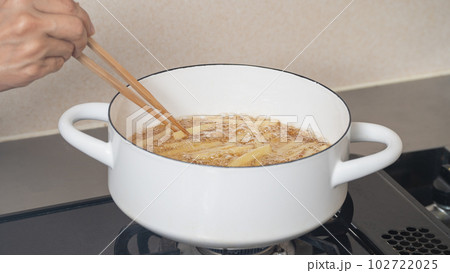 フライドポテト(細切り)を揚げる 調理シーン フライドポテト(細切り)を揚げる 調理シーン 102722025