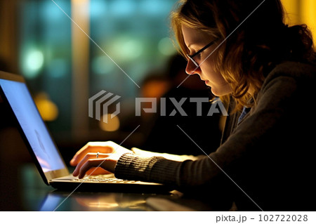 ノートパソコンで仕事をする女性 102722028