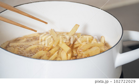 フライドポテト(細切り)を揚げる　調理シーン 102722029