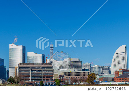 【神奈川の都市風景】横浜象の鼻パークから見たみなとみらの都市風景 102722648