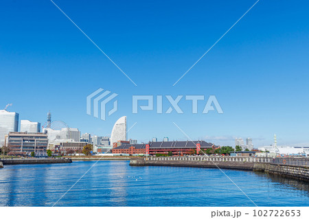 【神奈川の都市風景】横浜象の鼻パークから見たみなとみらの都市風景 102722653