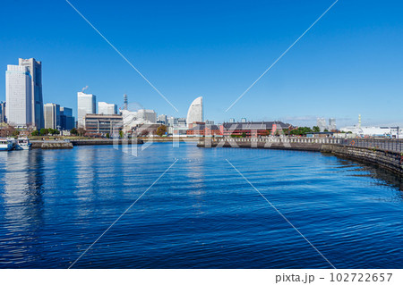 【神奈川の都市風景】横浜象の鼻パークから見たみなとみらの都市風景 102722657