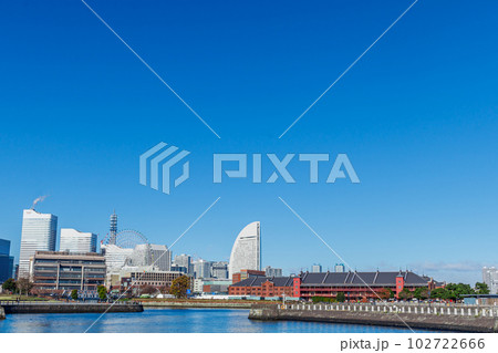 【神奈川の都市風景】横浜象の鼻パークから見たみなとみらの都市風景 102722666