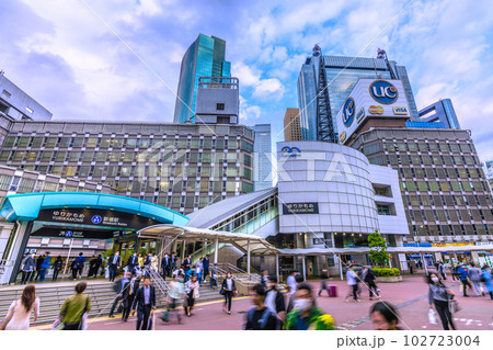 日本の東京都市景観 5類移行で初の金曜日。賑わうゆりかもめ新橋駅などを望む=5月12日 日本の東京都市景観 5類移行で初の金曜日。賑わうゆりかもめ新橋駅などを望む=5月12日 102723004