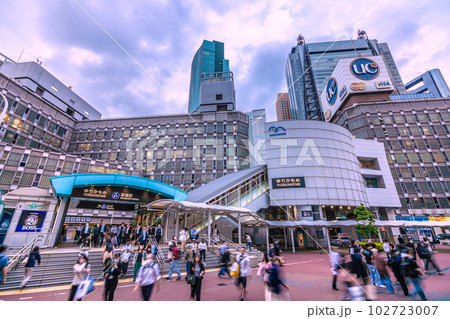 日本の東京都市景観 5類移行で初の金曜日。賑わうゆりかもめ新橋駅などを望む=5月12日 日本の東京都市景観 5類移行で初の金曜日。賑わうゆりかもめ新橋駅などを望む=5月12日 102723007